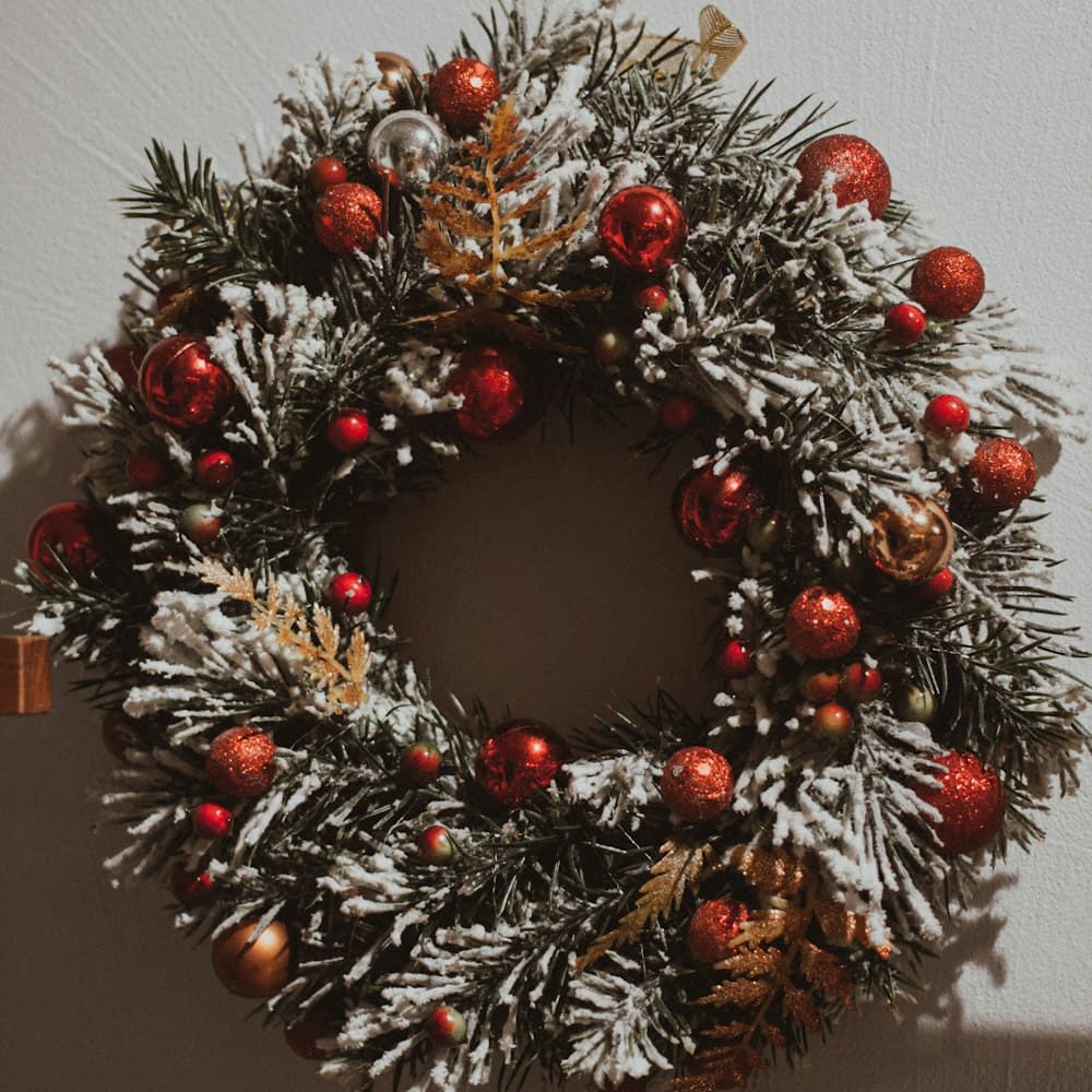 Frosted Cedar Wreath 28" — 28" dia pe cedar, glitter frost